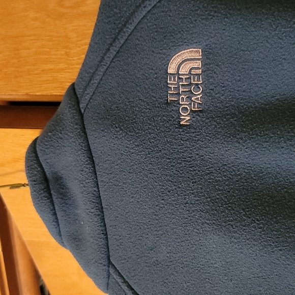 Like new fleece, The North Face jacket. Size medium. - Picture 4 of 4